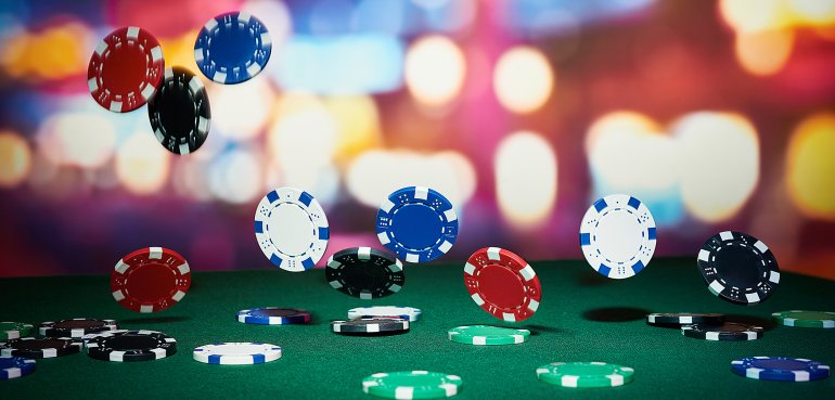Spielchips fallen auf den Tisch