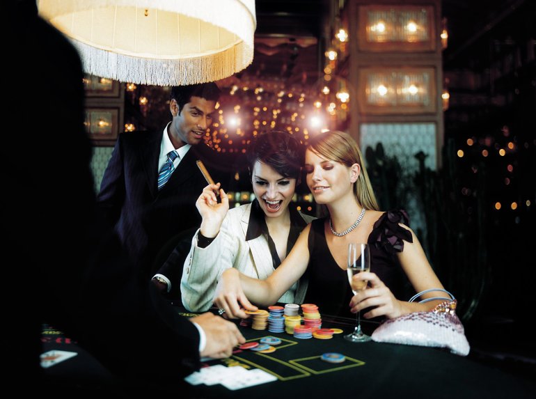 Fröhliche Schönheit, die im Casino unglaubliches Glück hat