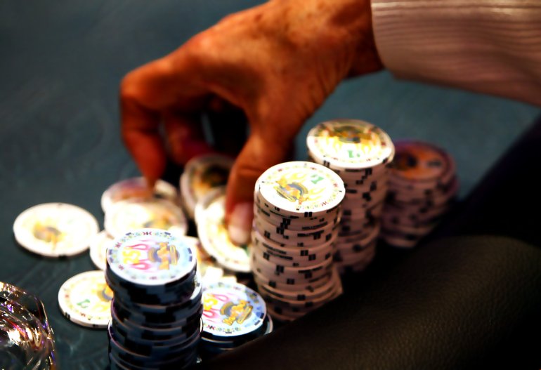 Chips mit verschiedenen Werten, die ein erfahrener Spieler gewonnen hat