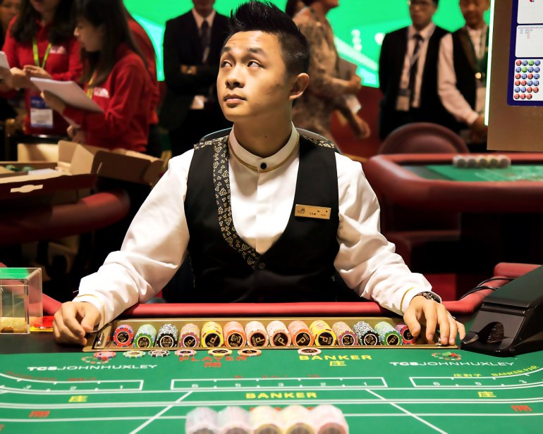 Croupier am Tisch