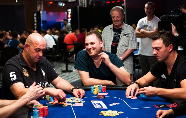 3 Spieler am Blackjack-Tisch
