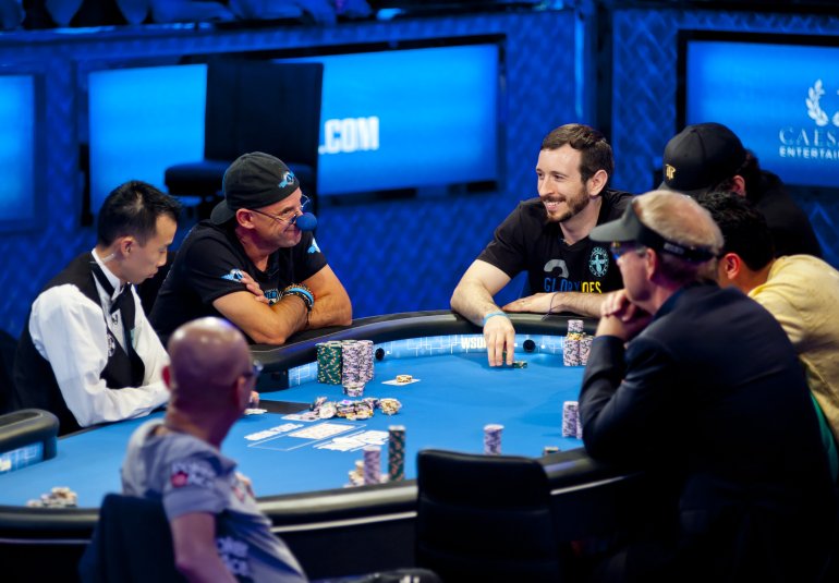 Erfahrene Spieler am Pokertisch