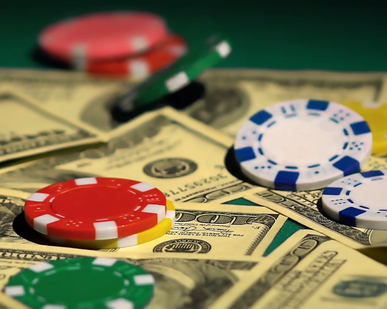Casino-Chips und Dollar