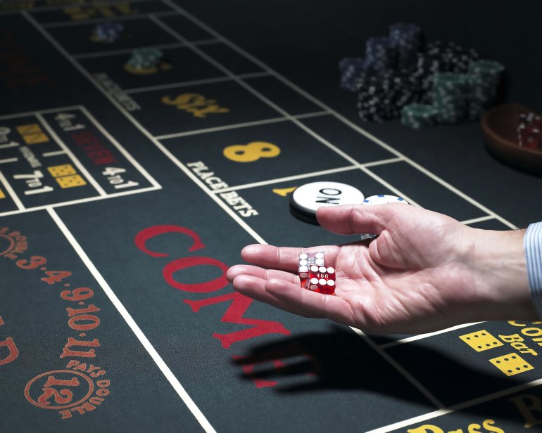 Ein Spieler hält Craps-Würfel