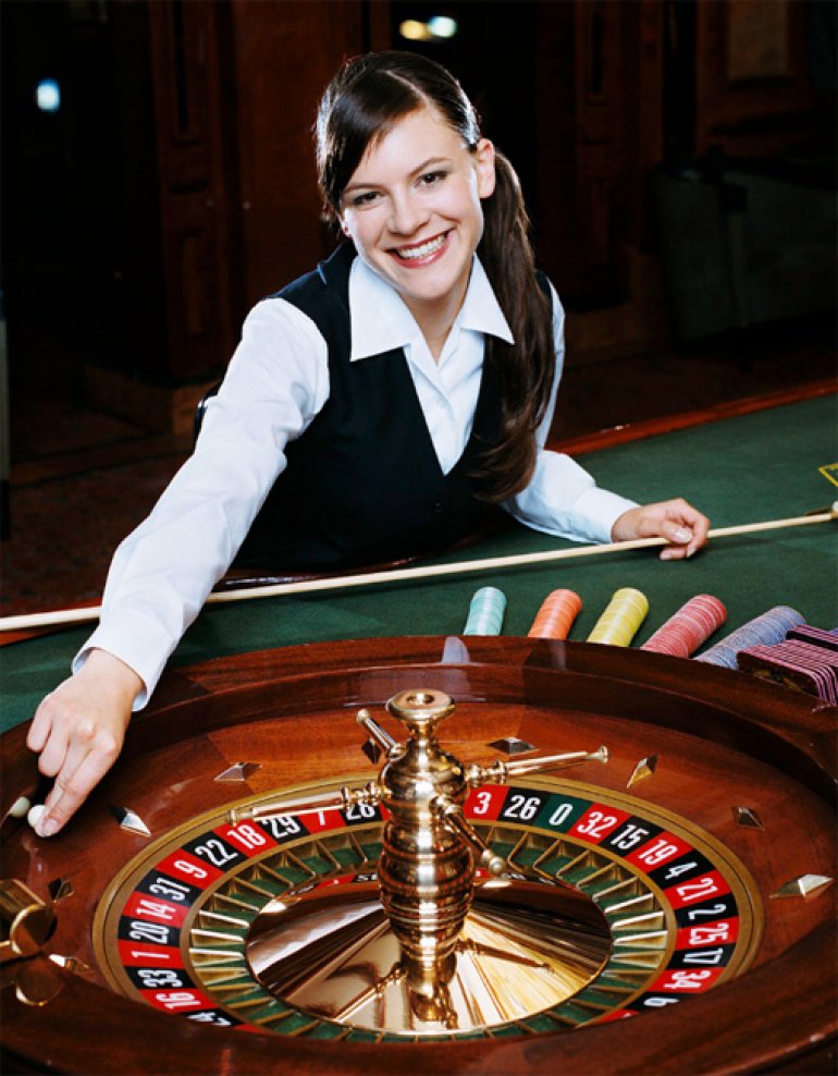  Nettes Mädchen lächelnd Händler, läuft der Ball auf einem Roulette 