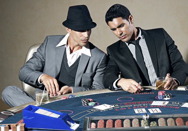 Blackjack-Spieler versuchen, einen Blick auf die Karten zu werfen