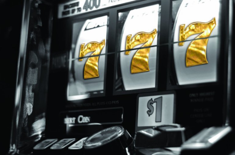 drei Siebener auf dem Spielautomaten