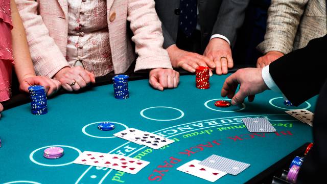 Blackjack: Online oder Offline?