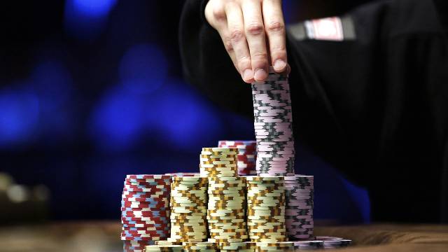 Chips von Casinospielern stehlen