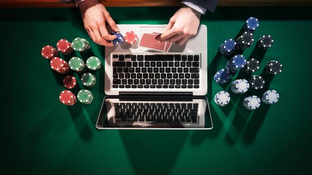 Kostenlos und um Geld in Online-Casinos spielen