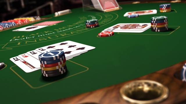 Wie spielt man Blackjack, wenn der Dealer eine "weiche" 17 trifft?