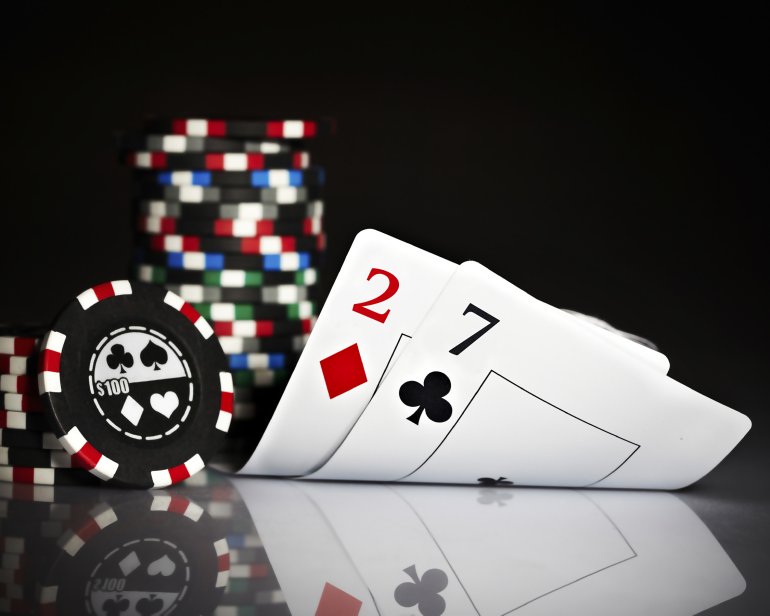 100 $ Chips und zwei Karten: die Karo Zwei und die Kreuz Sieben