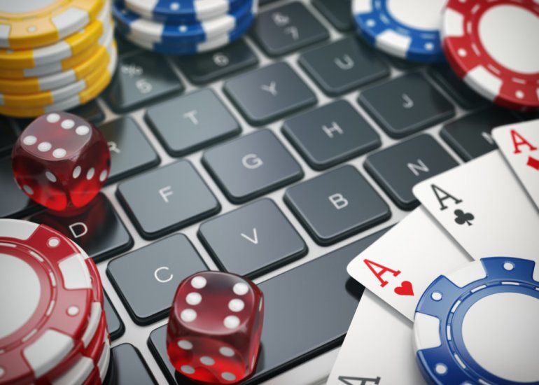 Casino-Chips und Karten auf dem Laptop