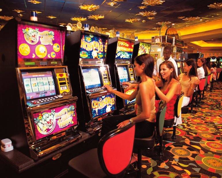 Damen spielen an ihrem Lieblings-Lucky-Slot im Casino