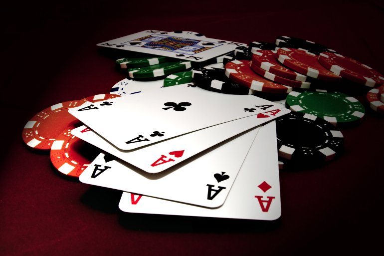 Chips und Karten auf dem Blackjack-Spielfeld