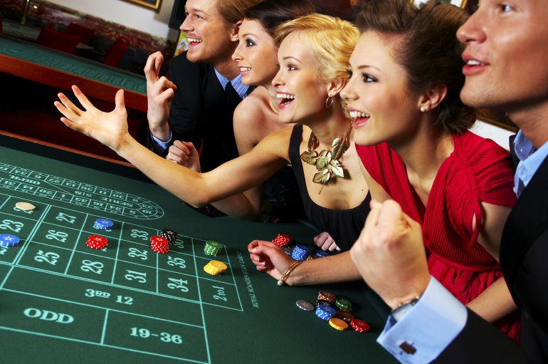 Menschen spielen Roulette in einem Kasino
