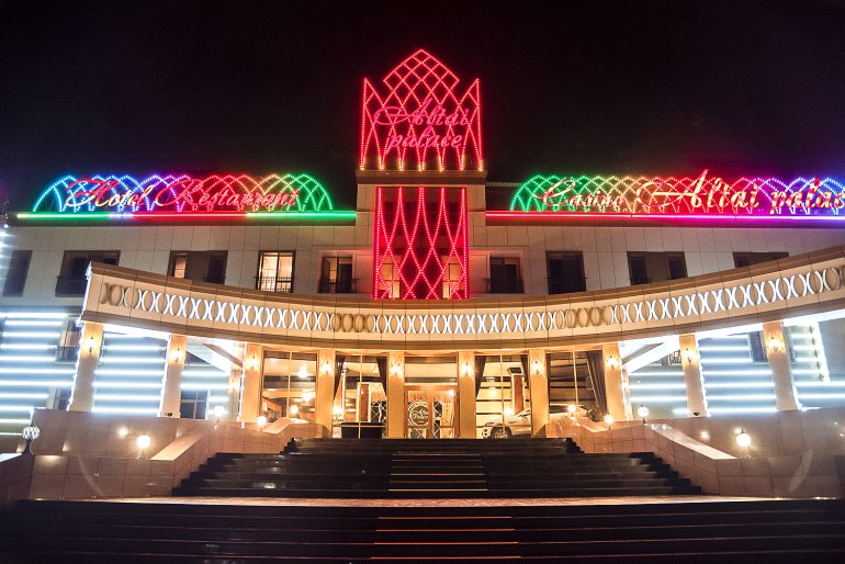Altai-Palast am Abend