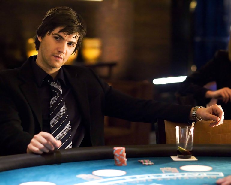 Spieler eins sitzt an einem Blackjack-Tisch
