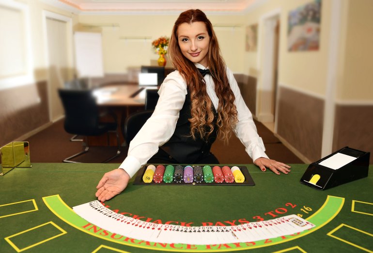 Die Freundin des Dealers bietet an, mit ihm zu spielen.