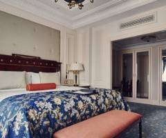 Shangri La Kyiv: Autorensuite Dnipro Unterschrift