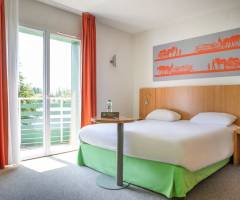 Casino Bourbon Lancy: Standardzimmer mit einem Doppelbett