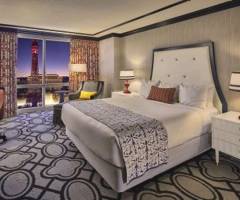 Paris Resort Casino: Burgunderfarbenes King-Zimmer mit Blick auf den Eiffelturm
