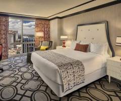 Paris Resort Casino: Burgundy King-Schlafzimmer