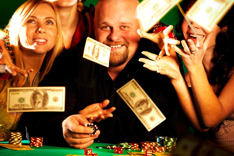 Ein glücklicher Mann zwischen Mädchen und Geld