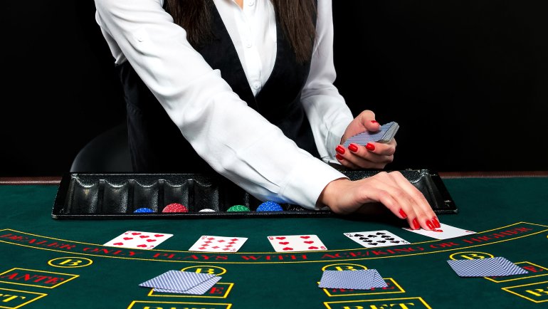 Dealerin gibt Blackjack-Spiel aus