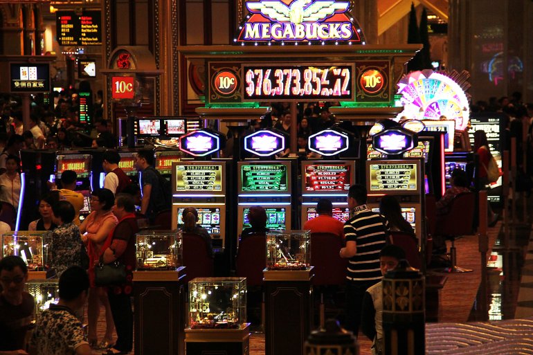 Spieler am Megabucks-Spielautomaten