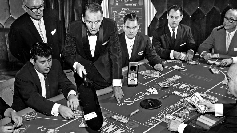 Croupier an einem Tisch im Spielkasino Baccarat Sands