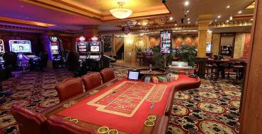 Admiral Casino Akropolis Vilnius: Ein geräumiges Zimmer mit Spielen