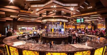 Astoria Casino Kazakhstan: Im Herzen des Casinos befindet sich eine luxuriöse Bar
