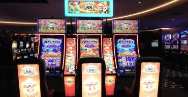 Casino Partouche Coutainville: Glücksspielbereich mit Automaten