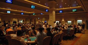 The Casino at The Empire: Eine Menge Leute versammelten sich zum Spielen