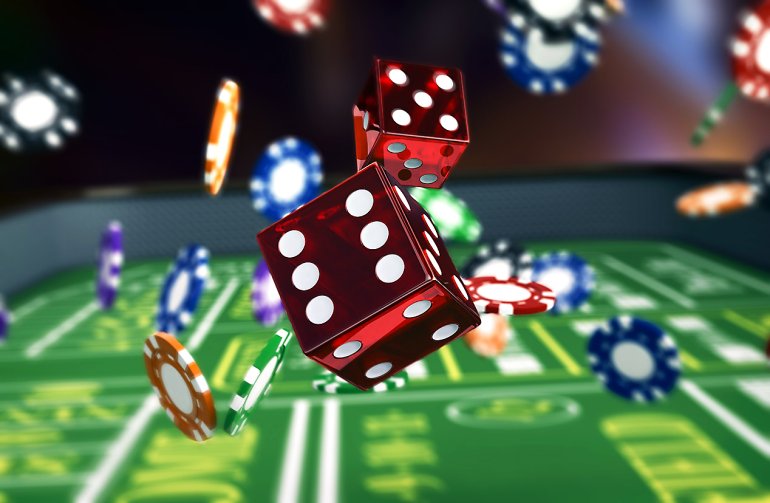 Würfel und Chips für Craps