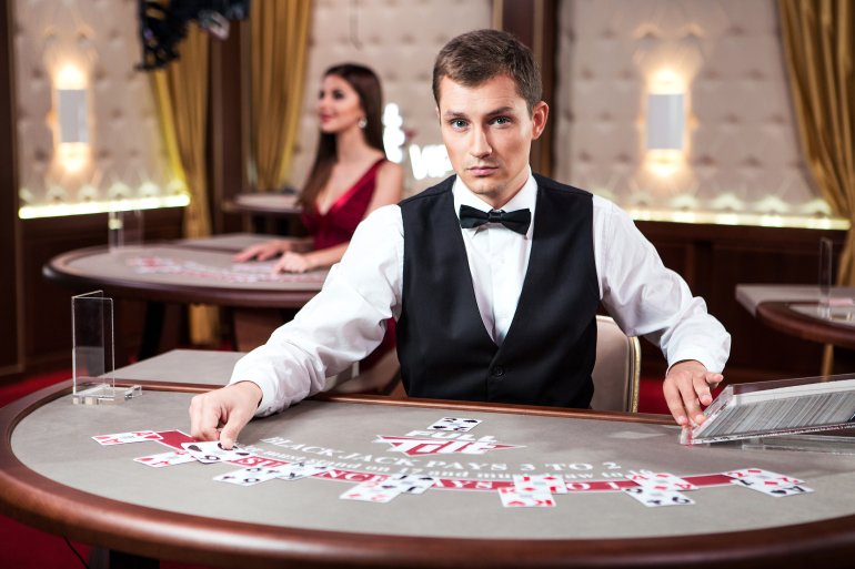 Ein Blackjack-Kartengeber in einem Kasino
