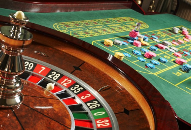 Roulette mit Tisch und Einsätzen