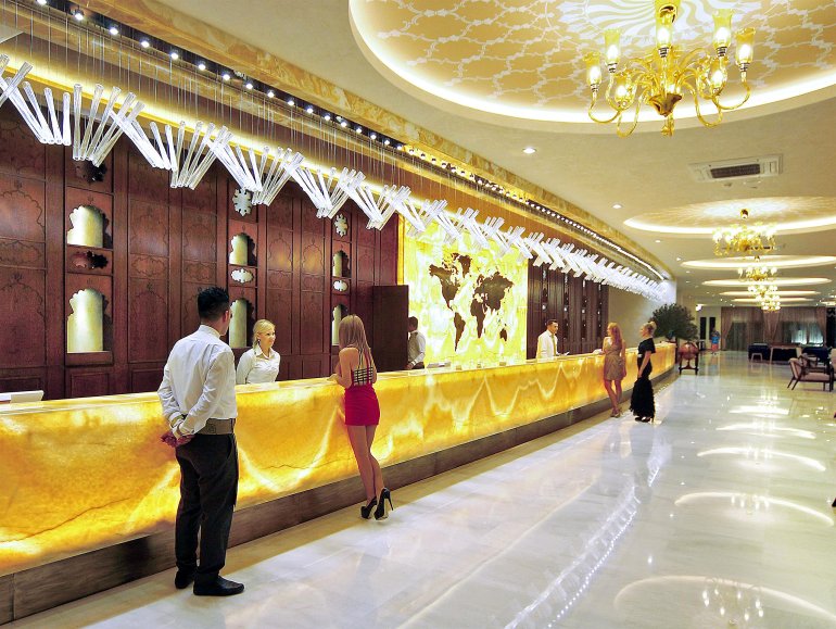 Ein Mädchen in einem rosa Minikleid nimmt einen Kredit auf, um im Casino Trump Taj Mahal zu spielen