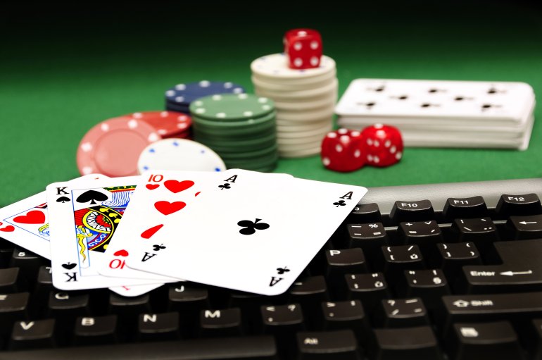 Kartenspiel mit Würfeln und Chips auf der Tastatur