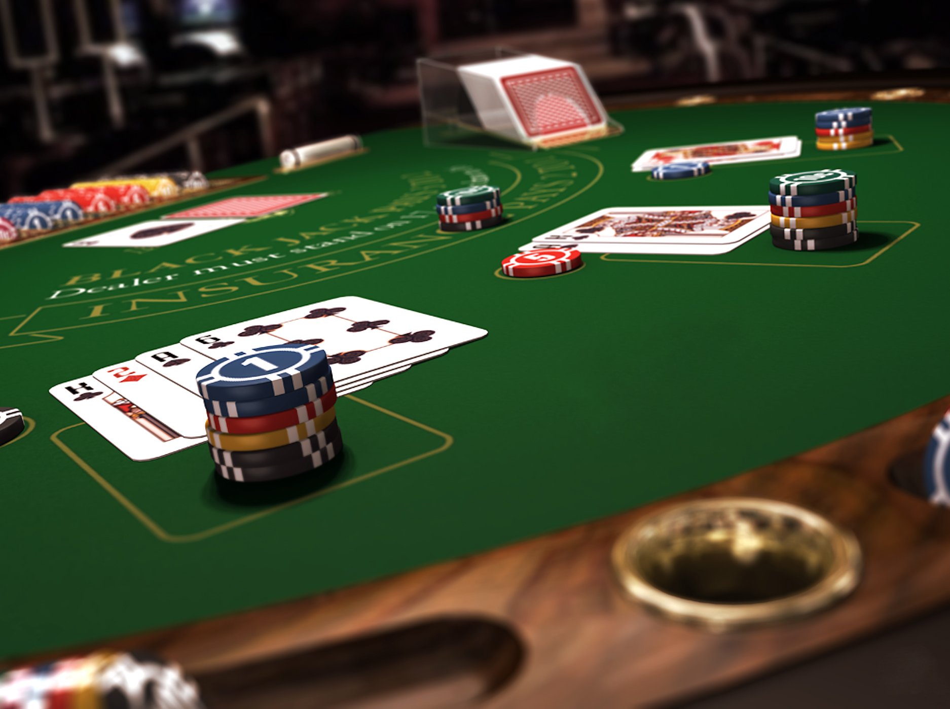 Cards and chips on the blackjack table Blackjack in einem Offline-Kasino