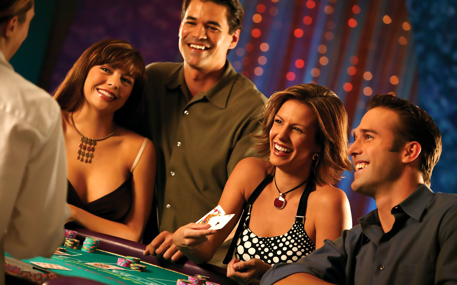 Glückliche Casinospieler spielen Blackjack